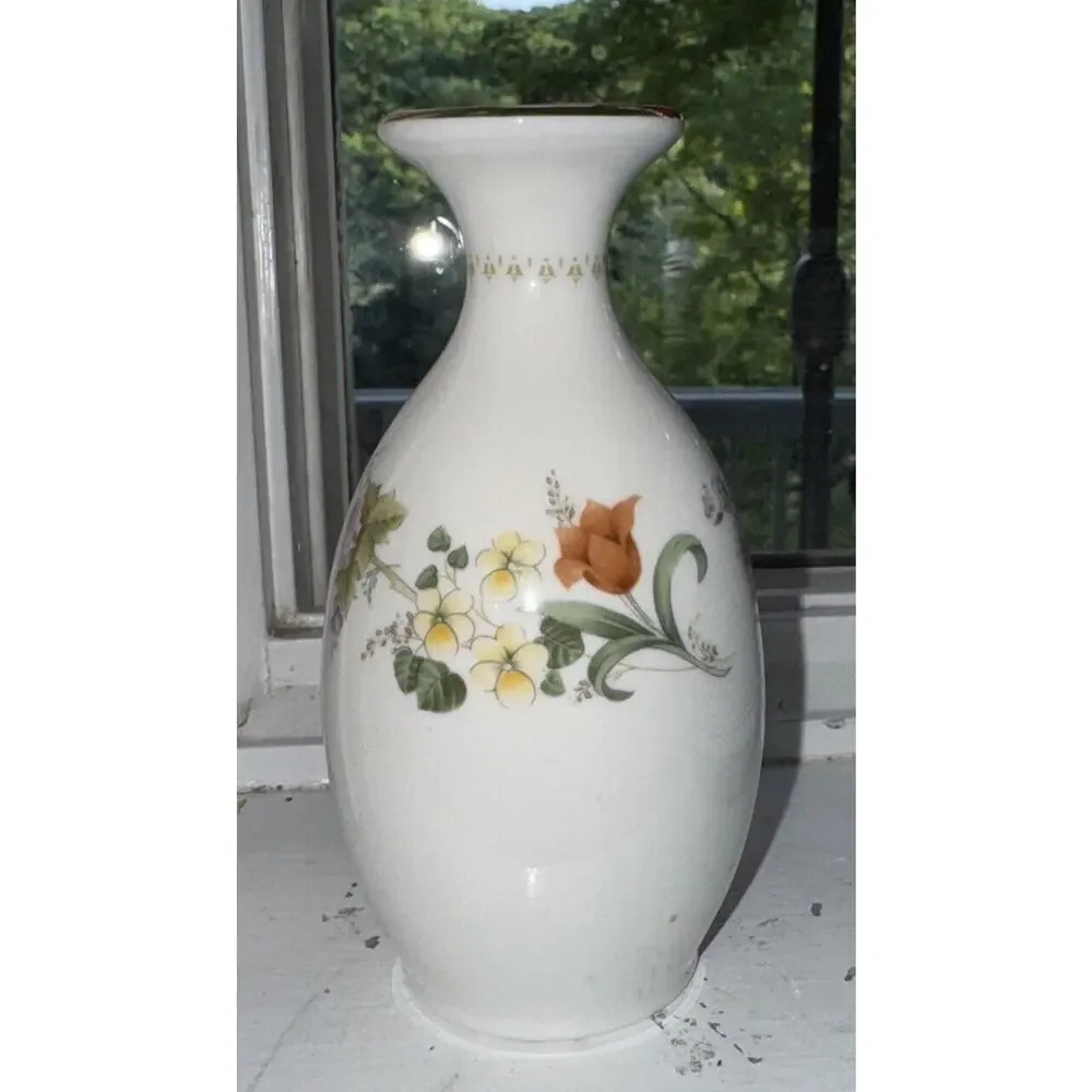 Wedgwood Bud Vase‎ White Mirabelle